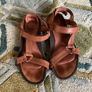 Teva brown leather sandal. Barely worn.size 7